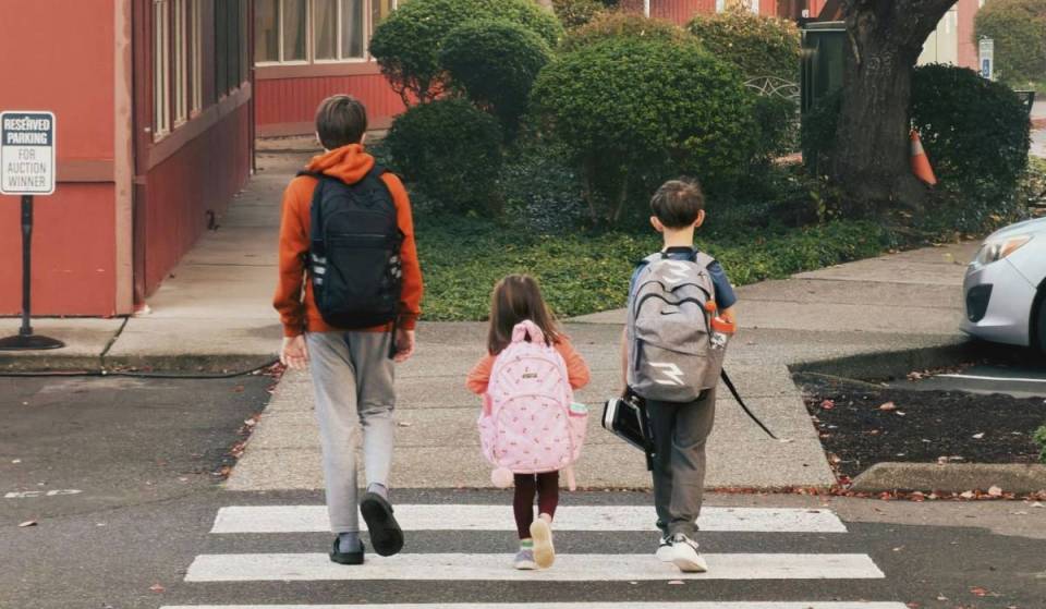 Sacs à dos gratuits, dépistages médicaux et rodéos à vélo : où les familles de Los Angeles peuvent obtenir des fournitures scolaires gratuites dans tout le comté de Los Angeles en juillet et août