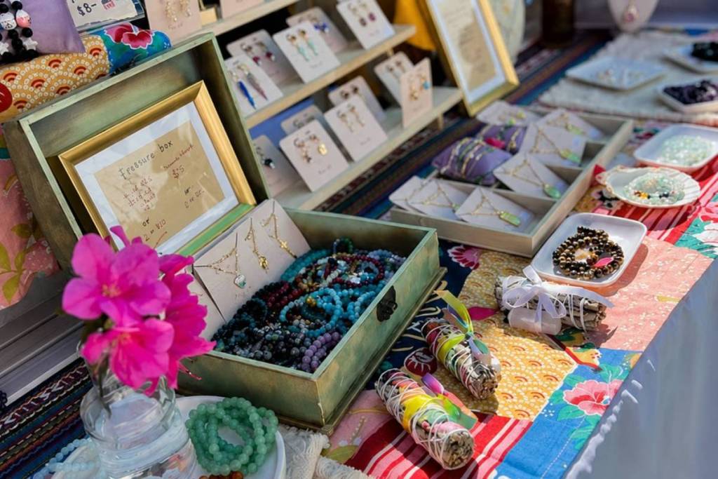 Einer der beliebtesten kostenlosen Kunstmärkte unter freiem Himmel in L.A. kehrt diesen Sonntag mit über 20 lokalen Kunsthandwerkern, frischen Handrolls und Live-Musik in den Echo Park zurück
