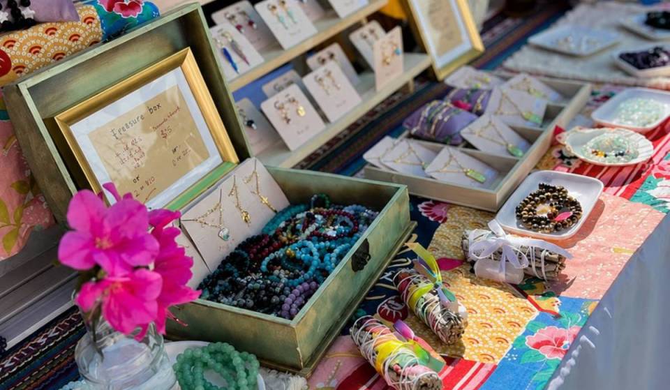 L’un des marchés d’art en plein air gratuits préférés des Angelenos revient à Echo Park ce dimanche avec plus de 20 créateurs locaux, des sushis frais roulés à la main et de la musique live