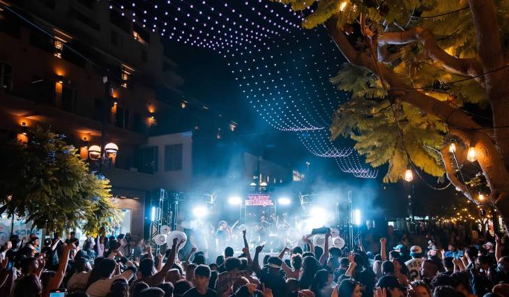Diese sonnige Stadt direkt neben L.A. verwandelt drei Blocks der Innenstadt in ein kostenloses Open-Air-Musikfestival, komplett mit einem Food-Markt mit über 20 Ständen