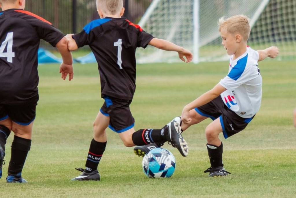 Kinder, die Fußball spielen