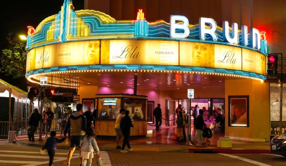 Tras permanecer cerrado durante casi dos años, el Bruin Theater de Los Ángeles, construido en 1937, por fin vuelve a abrir sus puertas, con proyecciones en 35 mm y 70 mm.