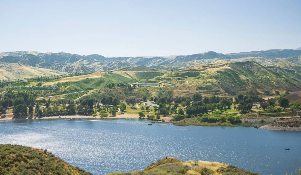 À moins d’une heure de la ville, le plus grand lac du comté de Los Angeles propose des plages de baignade gratuites et s’étend sur 2 230 acres — il abrite également le plus grand parc aquatique flottant de Californie du Sud