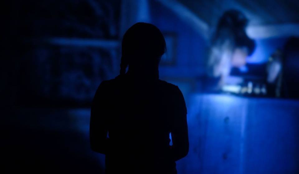 „The Eaves“, eine furchterregende Live-Geistergeschichte, ist jetzt für eine begrenzte Spielzeit im Nocturne Theatre zu sehen 