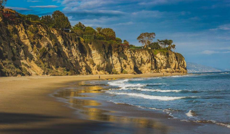 Una de las playas más populares del condado de Los Ángeles acaba de cerrar indefinidamente por la erosión