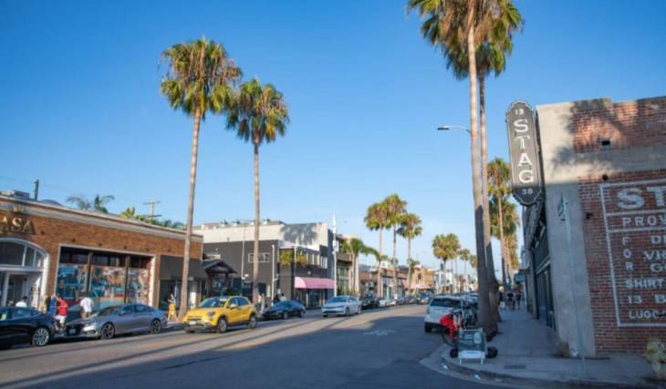 „First Friday“ kehrt am 7. August auf den legendären Abbot Kinney Boulevard in Venice zurück – mit erstklassigen Food Trucks von 17:00 bis 21:30 Uhr.
