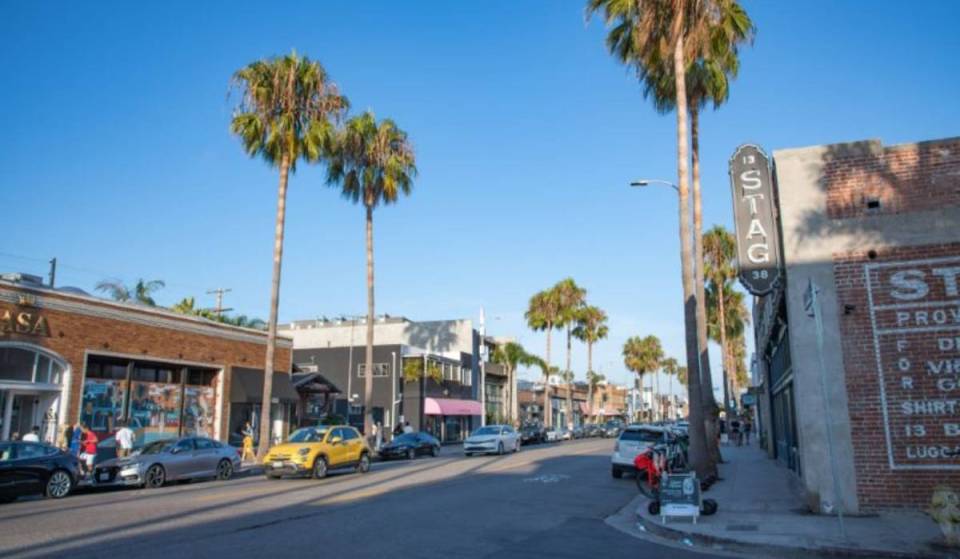 Le « First Friday » revient sur l’emblématique Abbot Kinney Boulevard à Venice le 7 août avec des food trucks de premier plan, de 17 h à 21 h 30.