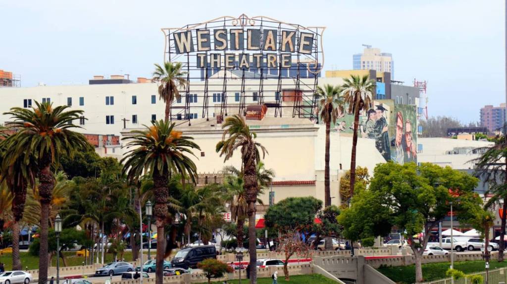 El letrero del Westlake Theatre sobre las palmeras