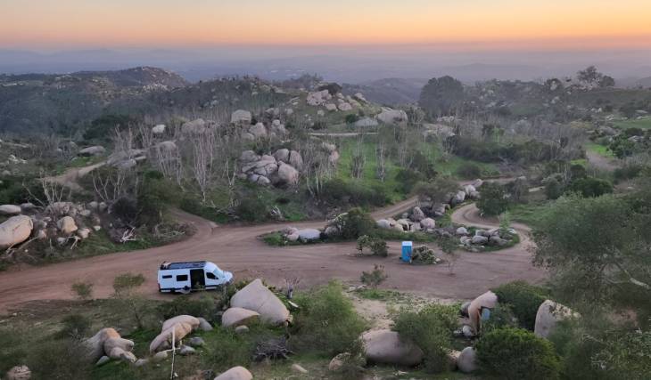 Diese ehemalige 160-Acre-Avocado-Farm, nur zwei Stunden von L.A. entfernt, ist Kaliforniens bestbewerteter Campingplatz mit 36 Stellplätzen ab 22 Dollar