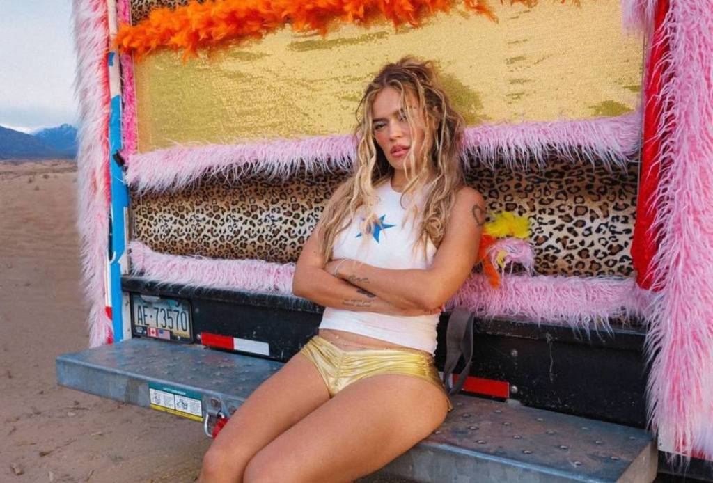 Antes de sus conciertos en el SoFi Stadium, Karol G trae al centro de Los Ángeles una experiencia inmersiva «Viajando Por El Mundo» sin necesidad de pasaporte, con merchandising exclusivo y puntos fotográficos interactivos