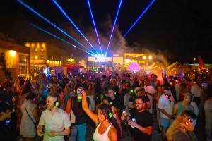 Diese Stadt im L.A. County veranstaltet diesen August ein kleines Musikfestival am Strand mit 10 Live-DJs und 5 Musikbühnen – schon ab 15 Dollar