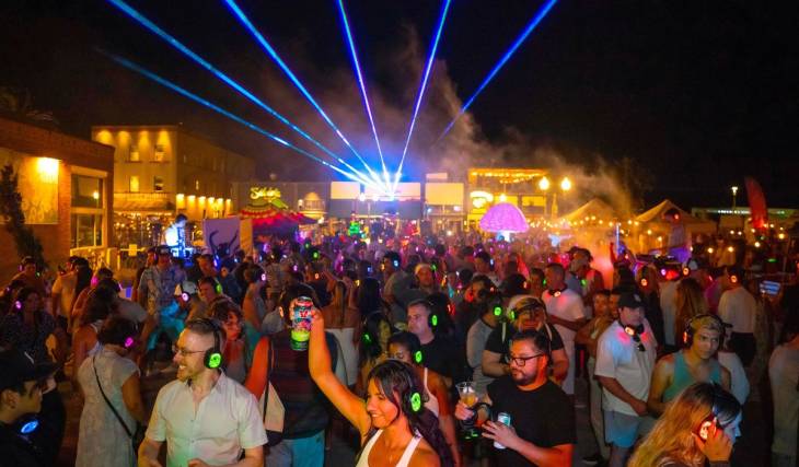 Diese Stadt im L.A. County veranstaltet diesen August ein kleines Musikfestival am Strand mit 10 Live-DJs und 5 Musikbühnen – schon ab 15 Dollar