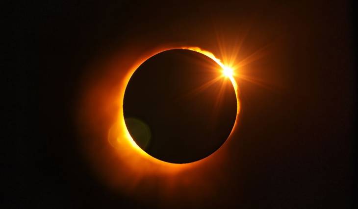 Die einzige totale Sonnenfinsternis des Jahres 2026 findet heute statt: So kannst du sie von Kalifornien aus beobachten und den Höhepunkt des Perseiden-Meteorschauers miterleben