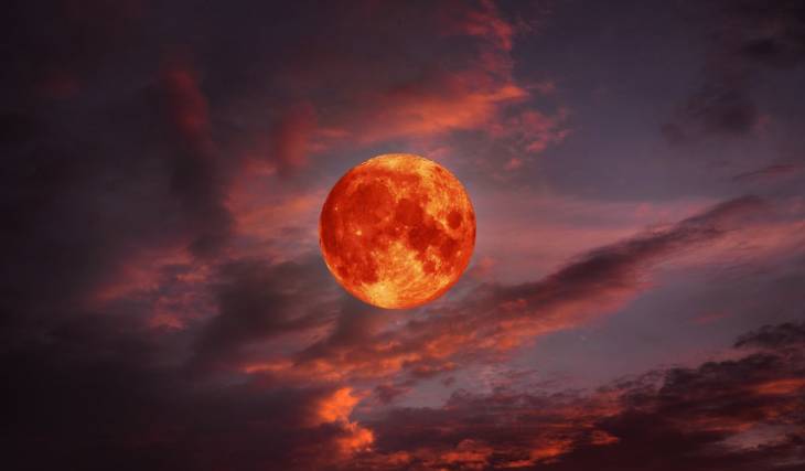 Un eclipse lunar «prácticamente total» iluminará los cielos de California, tiñendo el 96 % de la Luna de un tono rojo cobrizo