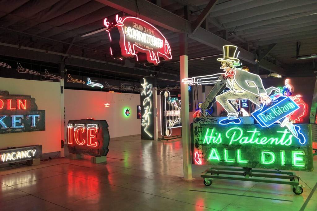 Einst illegal und in den 1980er Jahren als „kitschiger“ Schandfleck mit Bußgeldern belegt: Ein Blick ins Museum of Neon Art in Glendale, wo lokale Künstler historische Werbeschilder vor dem Schrottplatz gerettet haben