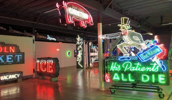 Einst illegal und in den 1980er Jahren als „kitschiger“ Schandfleck mit Bußgeldern belegt: Ein Blick ins Museum of Neon Art in Glendale, wo lokale Künstler historische Werbeschilder vor dem Schrottplatz gerettet haben