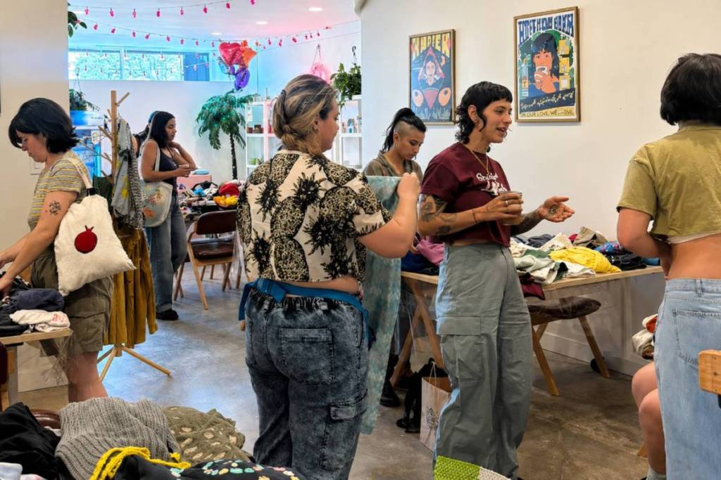 Da rienda suelta a tu creatividad con clases de arte y un intercambio gratuito de ropa en este estudio de Los Ángeles centrado en la comunidad este mes