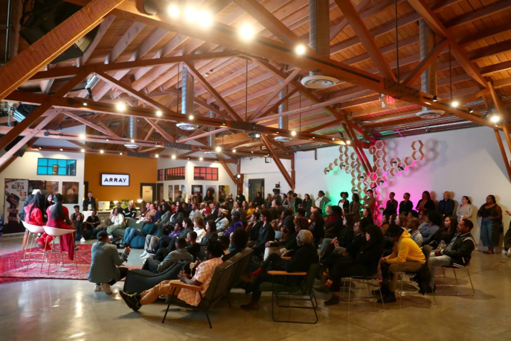 Im Jahr 2015 gründete die Regisseurin Ava DuVernay ARRAY, um Barrieren im Independent-Film abzubauen; heute betreibt das Kollektiv einen Kreativcampus am 180 Glendale Blvd in Los Angeles, wo jede öffentliche Vorführung komplett kostenlos ist