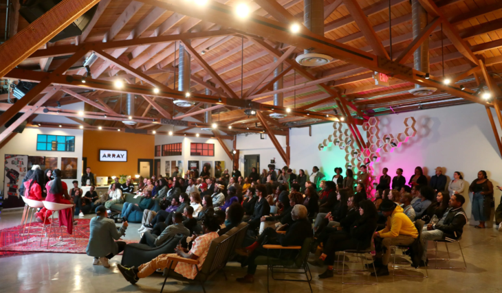 Im Jahr 2015 gründete die Regisseurin Ava DuVernay ARRAY, um Barrieren im Independent-Film abzubauen; heute betreibt das Kollektiv einen Kreativcampus am 180 Glendale Blvd in Los Angeles, wo jede öffentliche Vorführung komplett kostenlos ist