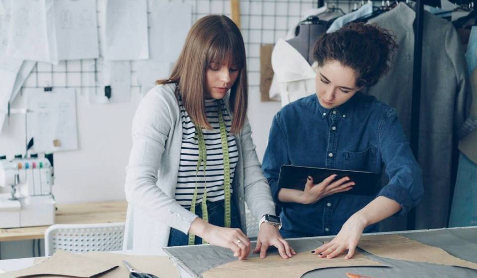 Cette boutique de Los Angeles organise un événement de réparation sur deux week-ends où tu pourras réparer tes vêtements préférés et siroter du vin tout en apprenant des techniques de raccommodage créatives à partir de 15 $.