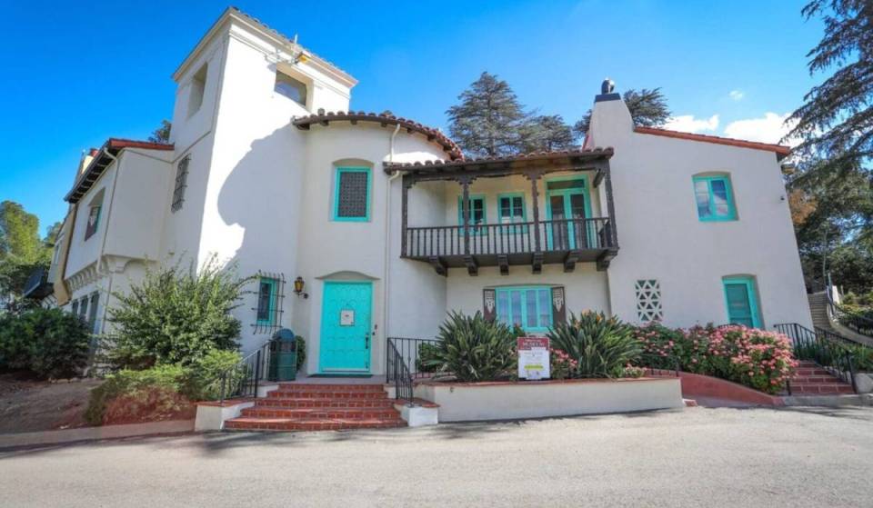 À moins de 40 minutes de Los Angeles, ce ranch gratuit de 265 acres cache un manoir historique de star de cinéma, des sentiers ombragés au pied des collines et un troupeau de bisons qui appartenait autrefois à Walt Disney