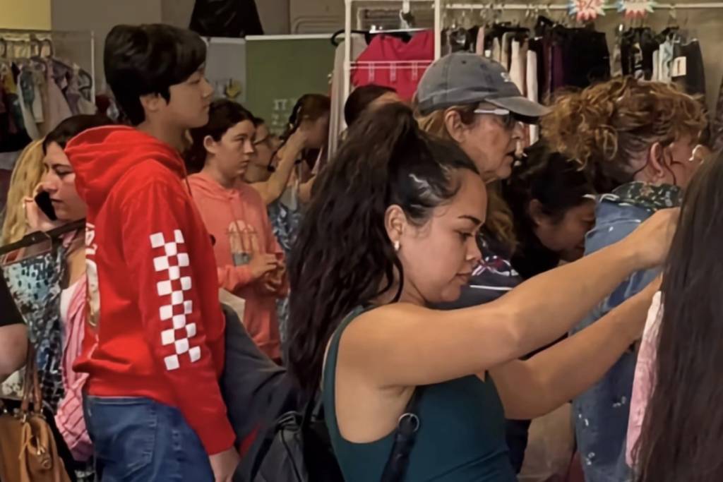 Nur eine Autostunde von L.A. entfernt – dieser riesige Secondhand-Markt für 2 Dollar pro Pfund kehrt diesen Samstag nach Newbury Park zurück