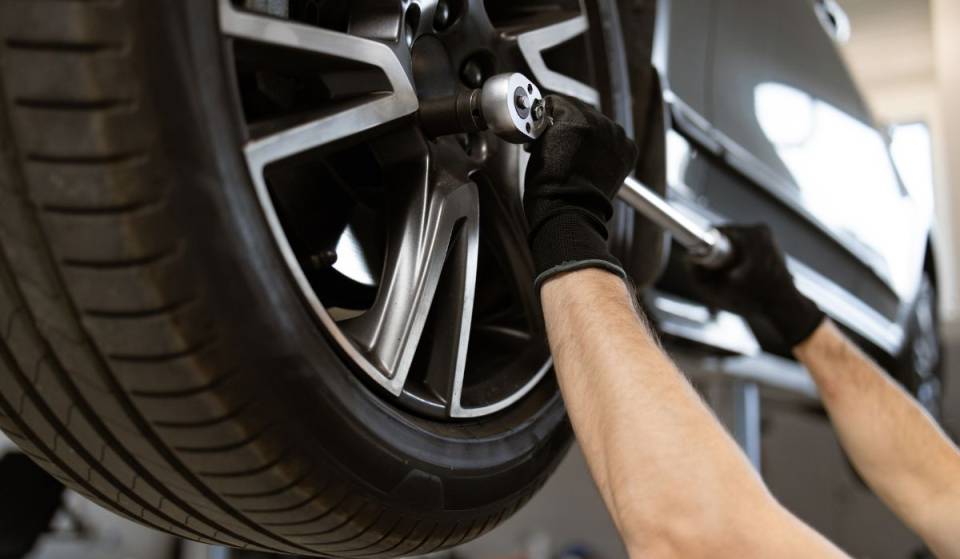 La Californie affirme que cette réglementation sur les pneus, une première aux États-Unis, permettra aux conducteurs d’économiser jusqu’à 153 dollars, mais l’industrie prévient que les prix pourraient flamber