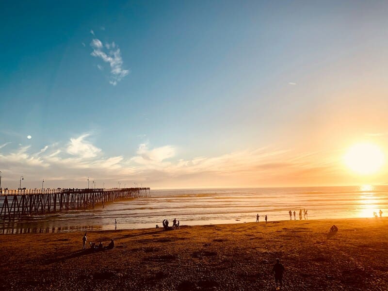 La jetée de Pismo Beach au coucher du soleil.