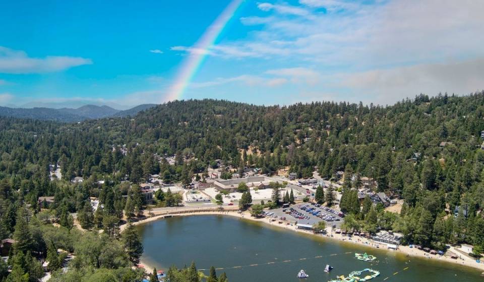 À moins de 2 heures de Los Angeles, la « petite sœur de Big Bear » allie l’ambiance alpine à moins de monde, des prix plus bas et un lac de 84 acres