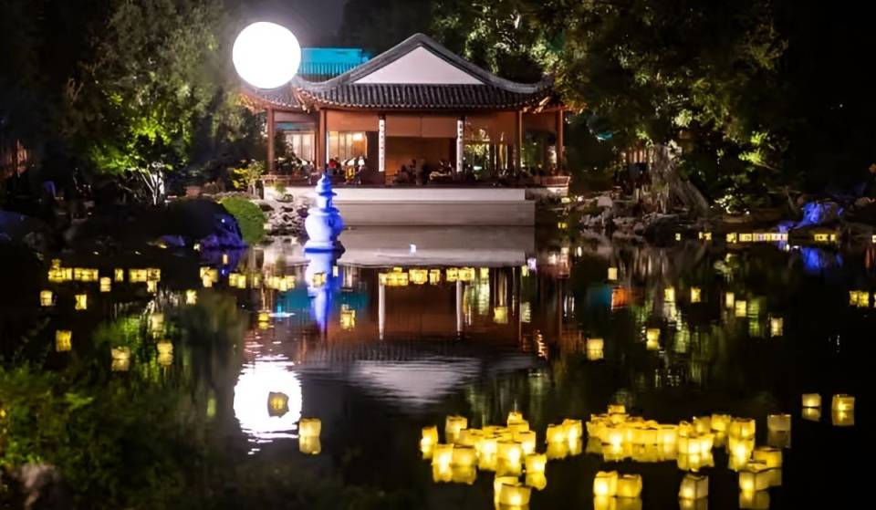 Dieser 15 Acre große Garten in L.A. verwandelt sich für genau drei Nächte in ein Stück China: Ein 3.000 Jahre altes Fest sorgt für schwimmende Laternen, mondhelle Spaziergänge und Live-Musik