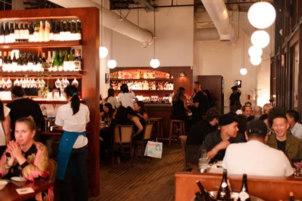 Apprends à rouler tes propres sushis à la main avec une grande cheffe : Camélia organise des événements de dégustation de sushis japonais authentiques et de saké à Los Angeles en septembre