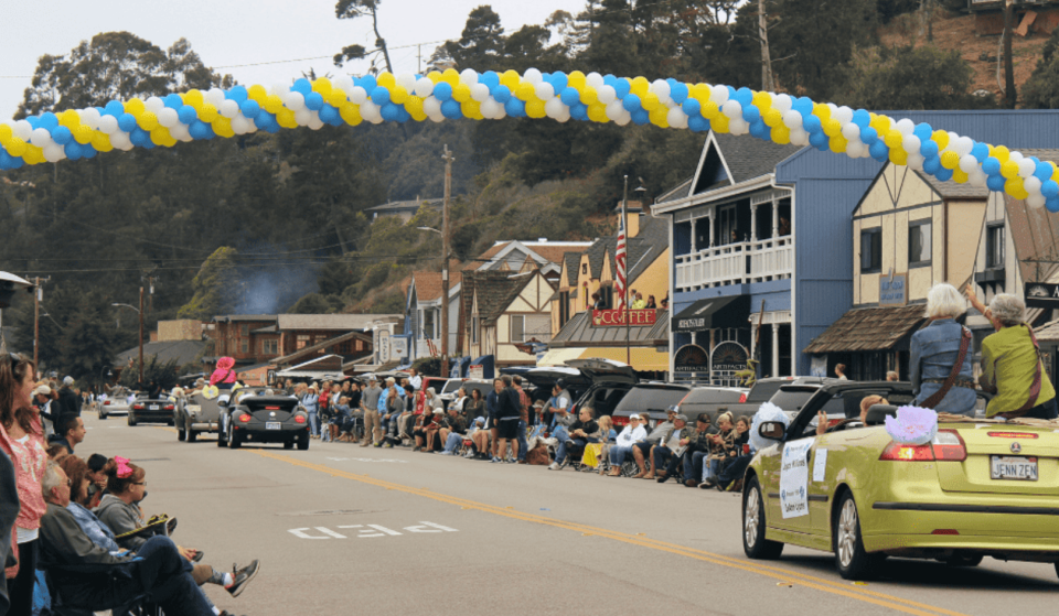 Exactement à mi-chemin entre L.A. et S.F. : l’une des plus belles petites villes de la côte Pacifique va fermer sa rue principale pour accueillir sa 76e célébration annuelle de la Fête du Travail — avec au programme des voitures anciennes, des survols et du vin local