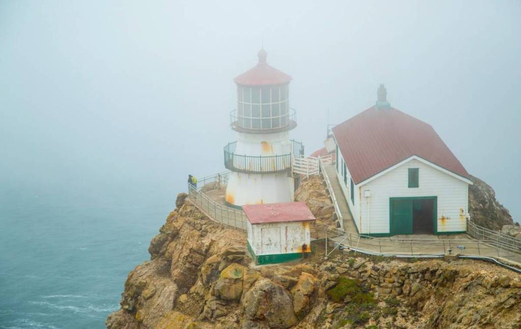 Der Leuchtturm von Point Reyes, im Nebel gehüllt.