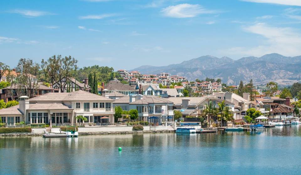 Nichée entre Los Angeles et San Diego, la plus grande communauté planifiée de Californie est une oasis de sécurité avec 55 parcs, des sentiers pittoresques et un lac de 124 acres