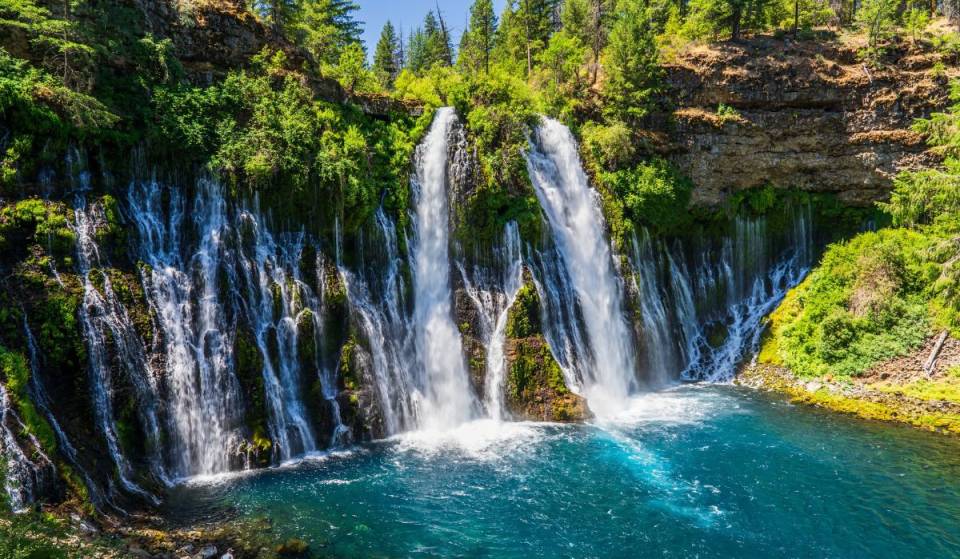 Ce circuit californien de 250 miles relie 8 cascades, des grottes de basalte cachées, des lieux de baignade et des ruines antiques — et est considéré comme l’un des plus beaux de l’État