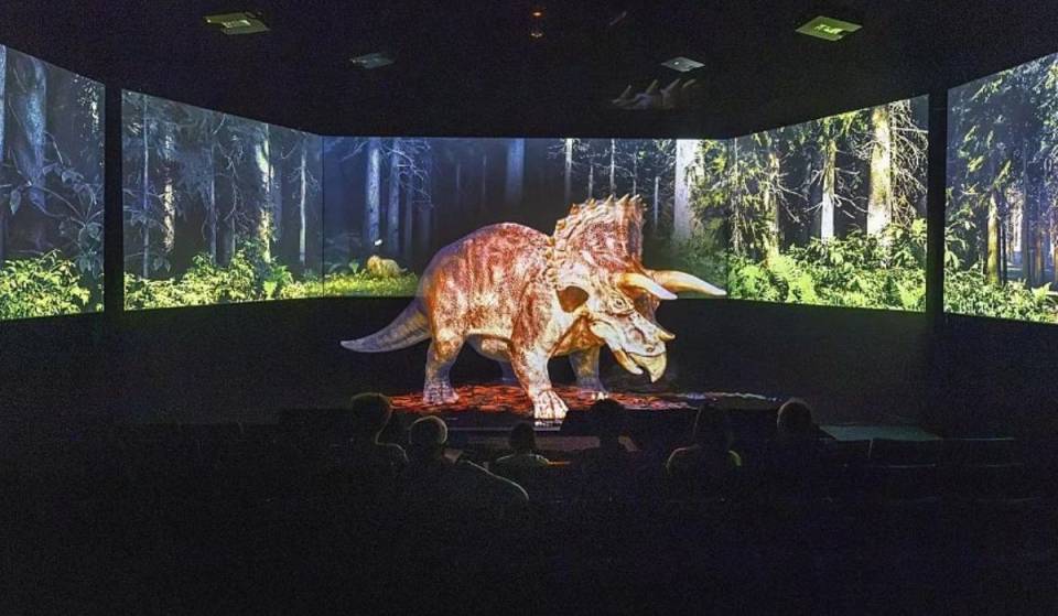 Le plus grand aquarium de la côte ouest inaugure le tout premier cinéma holographique 3D de la région, doté de 132 places, mettant en scène des dinosaures grandeur nature