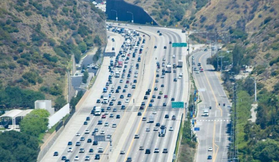 Une amende de 293 dollars pour avoir roulé sur la mauvaise voie : comment le futur réseau des Jeux LA28 va faire respecter les règles sur 369 miles de grands axes routiers