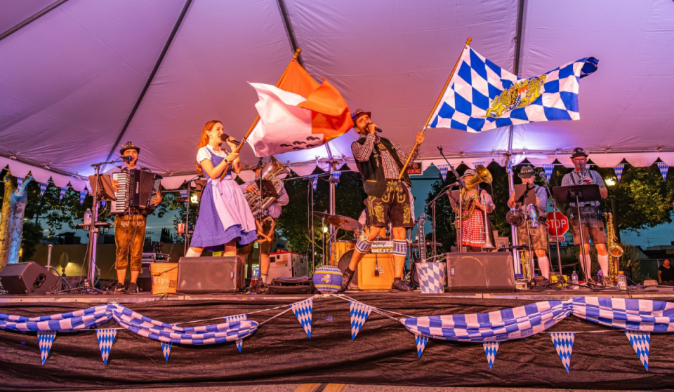 À moins d’une heure de Los Angeles, cette petite ville artistique ferme sa rue principale ce soir pour une gigantesque fête de quartier sur le thème de l’Oktoberfest
