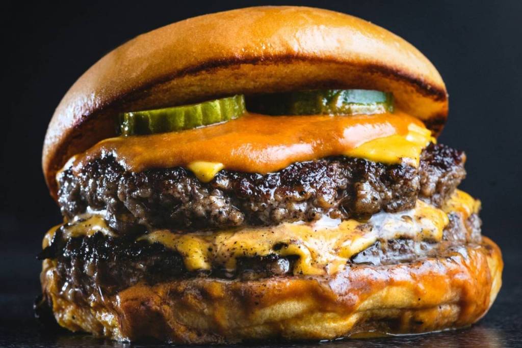Kostenlose Cheeseburger und „Kauf eins, bekomm eins gratis“-Angebote: Köstliche Angebote zum National Cheeseburger Day, die du gerade jetzt in ganz Los Angeles ergattern kannst