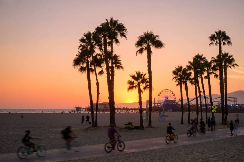 Santa Monica vient d’être désignée comme l’une des meilleures destinations au monde pour admirer le coucher de soleil, et cette balade à vélo de 22 miles le long de la côte te montre pourquoi