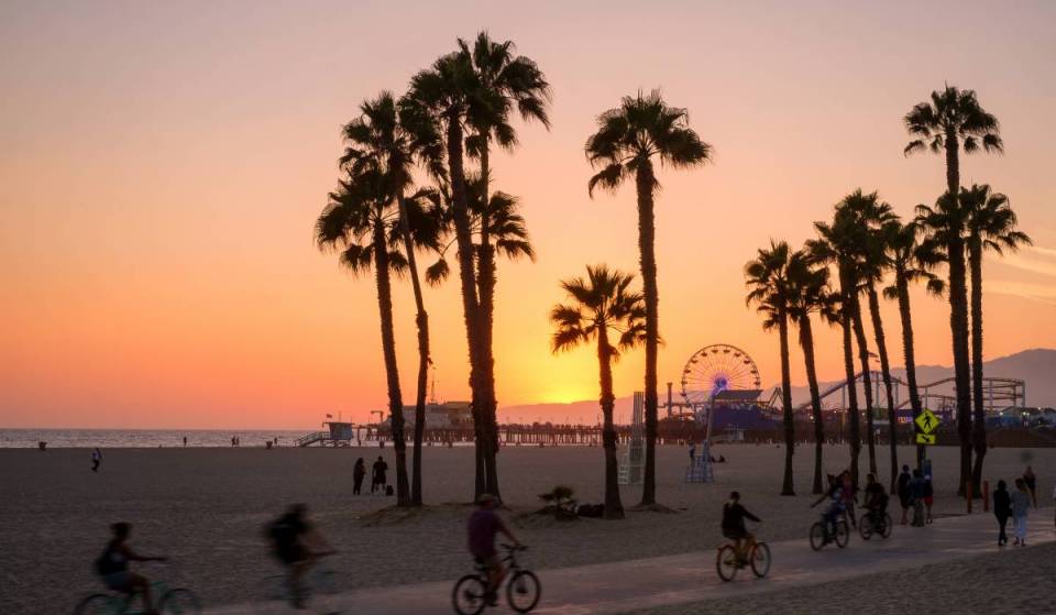 Santa Monica vient d’être désignée comme l’une des meilleures destinations au monde pour admirer le coucher de soleil, et cette balade à vélo de 22 miles le long de la côte te montre pourquoi