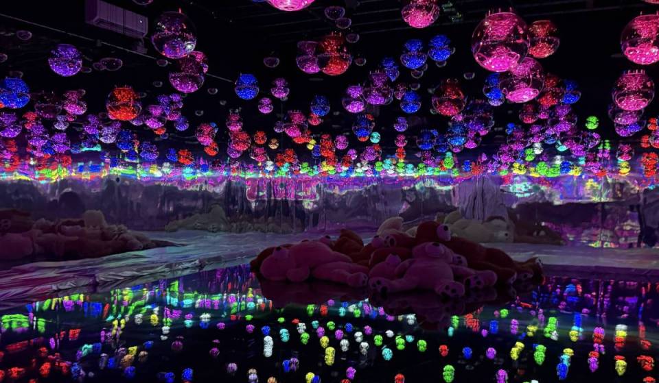 Anders als in normalen Museen darfst du bei dieser neuen multisensorischen Ausstellung im Arts District von L.A. alles anfassen – mit 7 leuchtenden Welten, riesigen Plüschbären und einem riesigen beleuchteten Bällebad