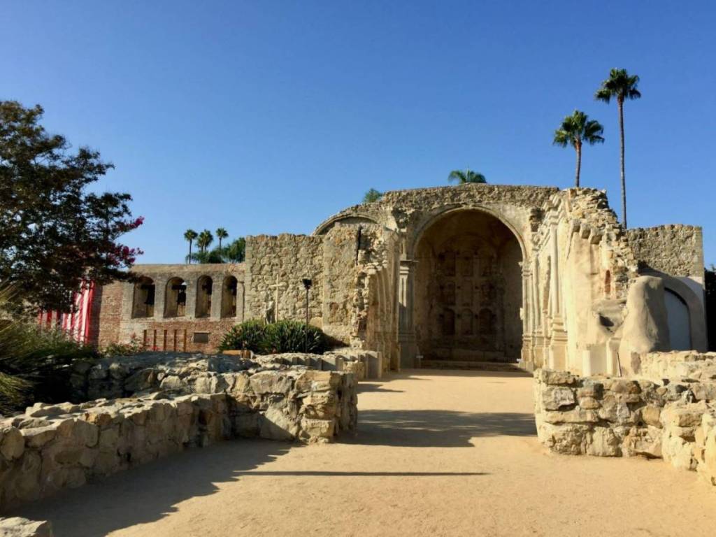Dieses 250 Jahre alte, märchenhafte Dorf in der Nähe von Los Angeles ist voller historischer Häuschen und charmanter Cafés