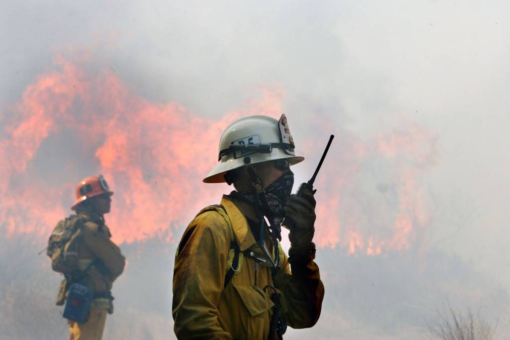 Während der „Bouquet Fire“ 1.000 Acres verwüstet, fegen 100 mph starke Santa-Ana-„Teufelswinde“ über Los Angeles hinweg; warum dieses Wettersystem aus dem Great Basin eine dringende Warnung vor ungesunder Luft ausgelöst hat