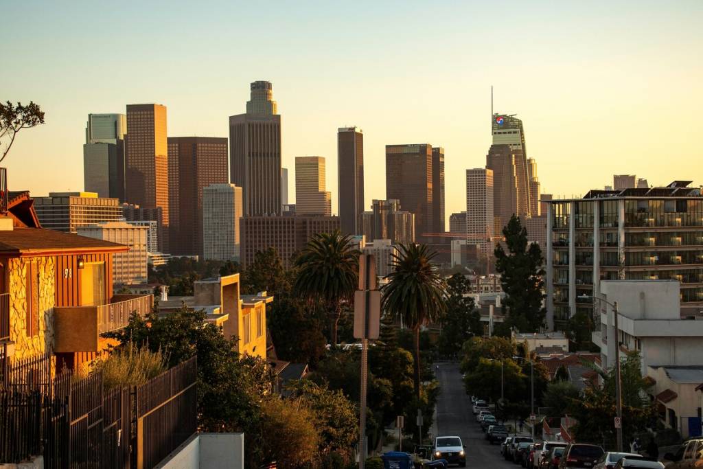 Para evitar subir los impuestos a los residentes locales, siete ciudades del condado de Los Ángeles están impulsando nuevas medidas para que los turistas y los huéspedes de Airbnb financien el 911 y los servicios de bomberos