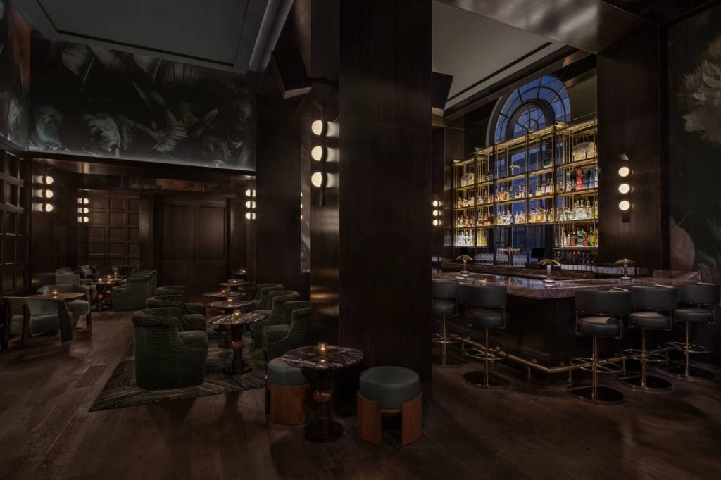 Lo que en su día fue el lugar de ocio de Elizabeth Taylor, Cary Grant y Clark Gable, el centenario Fairmont Breakers de Long Beach está recuperando su glamour hollywoodiense original con un nuevo y acogedor salón de jazz y whisky