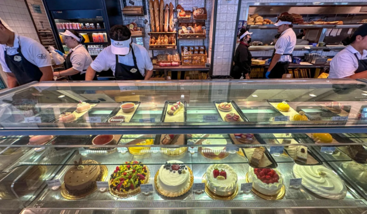 1971 begann eine kubanische Einwanderin in ihrer Zwei-Zimmer-Wohnung in Silver Lake mit dem Backen von Kuchen; Jahrzehnte später hat sich Porto’s Bakery zu einer bedeutenden kulinarischen Institution in Los Angeles entwickelt