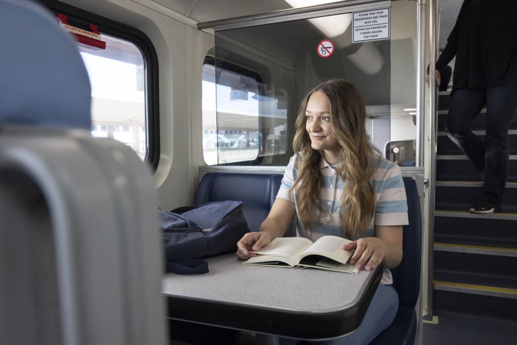 Des trajets presque gratuits dans tout le sud de la Californie : comment bénéficier de la réduction étudiante de 50 % sur le Metrolink et éviter les frais de stationnement élevés sur le campus