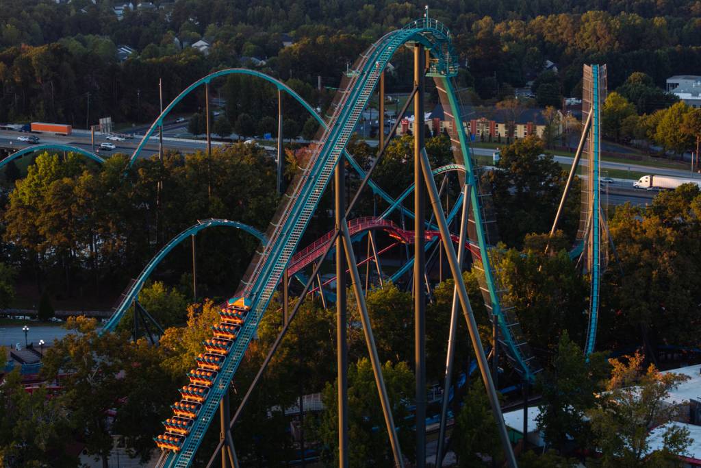 Six Flags schließt nach einem tragischen tödlichen Unfall in Georgia kurzfristig die „Goliath“-Achterbahn in Los Angeles sowie acht weitere riesige Fahrgeschäfte von Küste zu Küste
