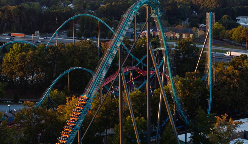 Six Flags schließt nach einem tragischen tödlichen Unfall in Georgia kurzfristig die „Goliath“-Achterbahn in Los Angeles sowie acht weitere riesige Fahrgeschäfte von Küste zu Küste